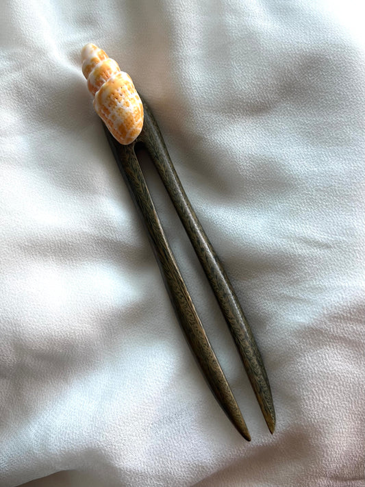 Yellow/orange miter shell hair pick (Green)