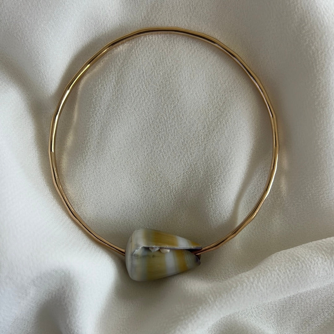 8” Hawaiian golden yellow cone shell bangle ￼