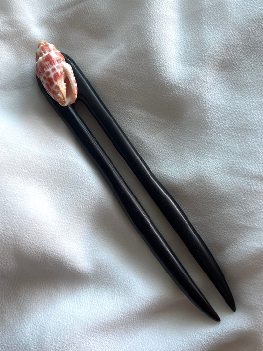 Red miter shell hair pick (black)