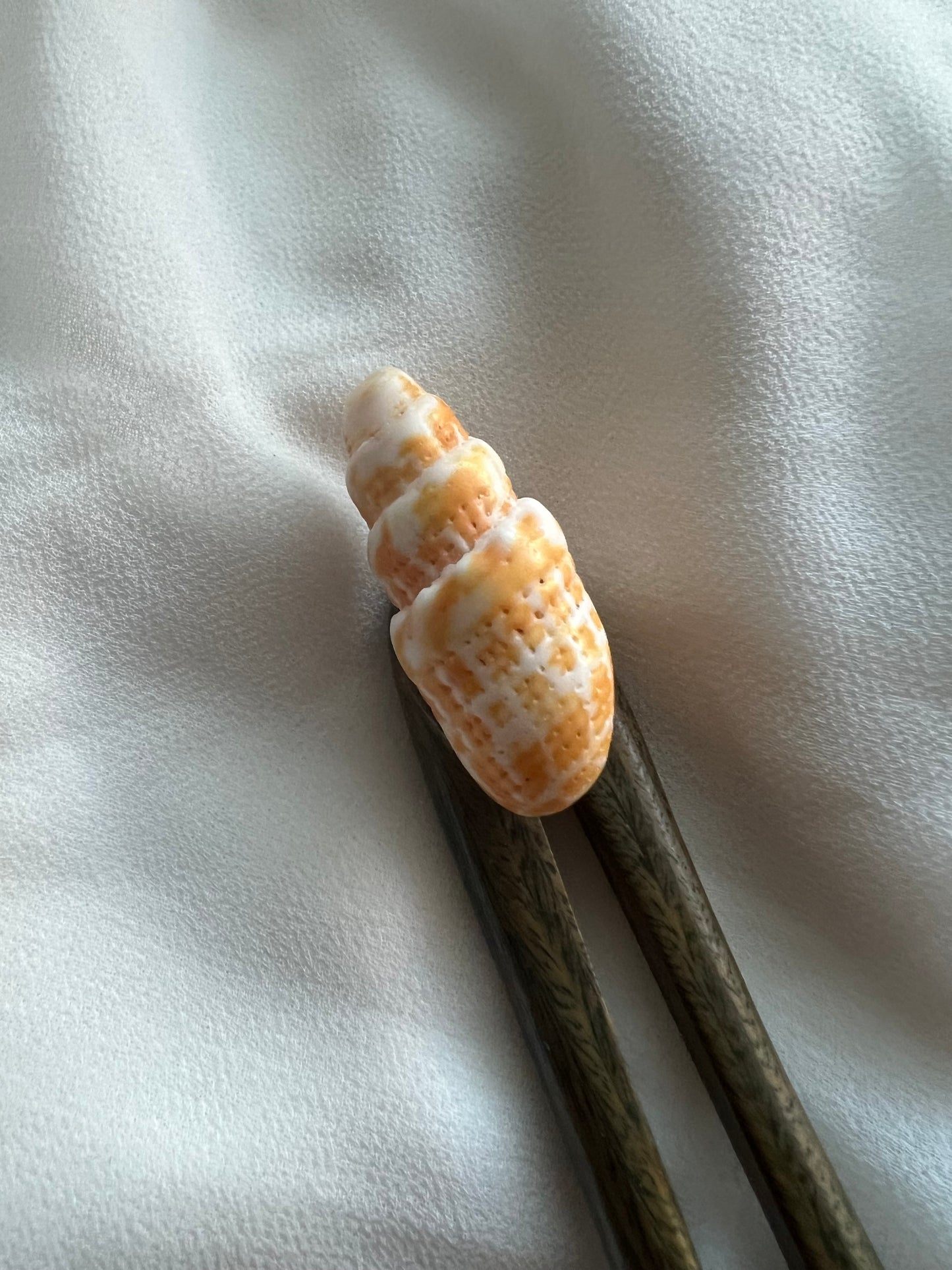 Yellow/orange miter shell hair pick (Green)