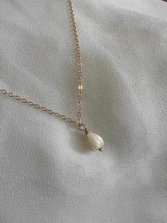 Minimalist M-O-P pikake (mother of pearl